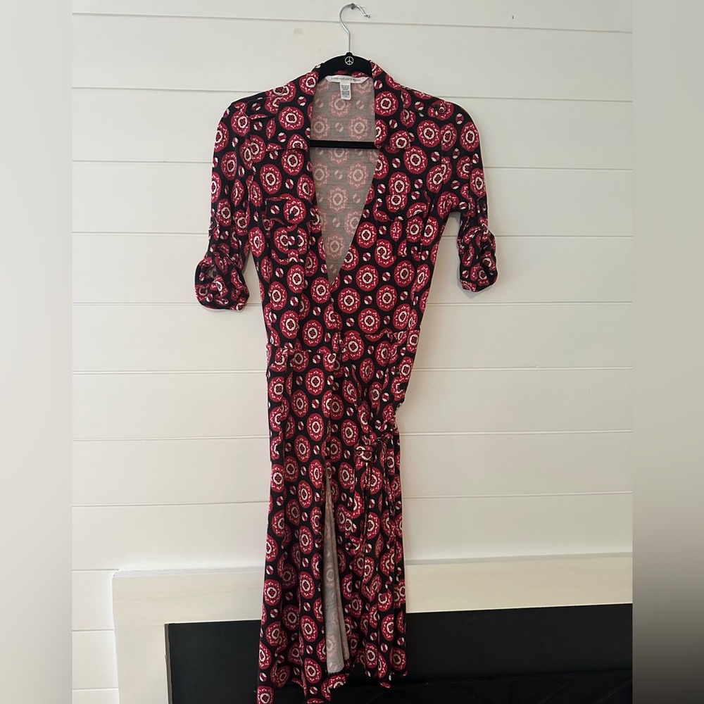 Diane Von Furstenberg gorgeous wrap dress in size 4